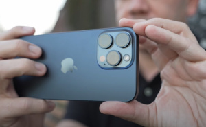 Samsung se ovako sprdao s iPhoneom 17: "Javite nam kad se bude savijao"