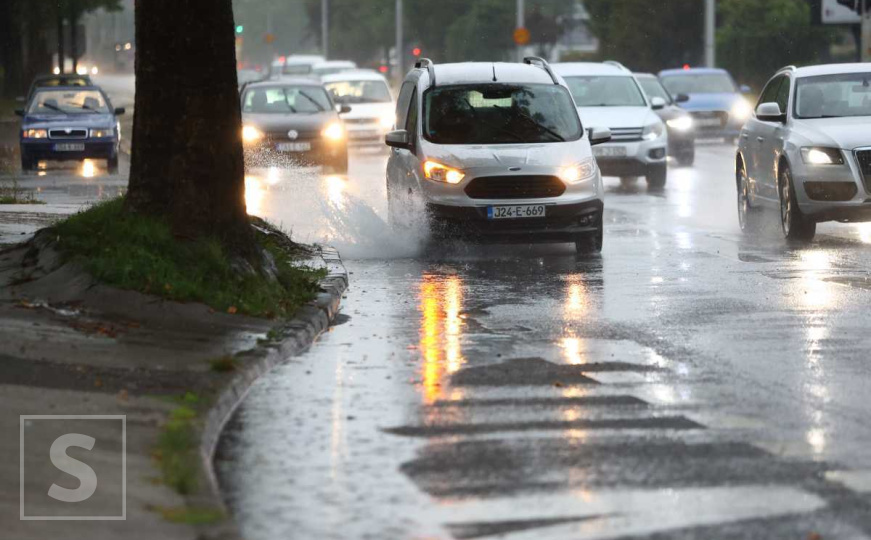 Upozorenje za vozače: Odroni i polomljeno drveće na cestama