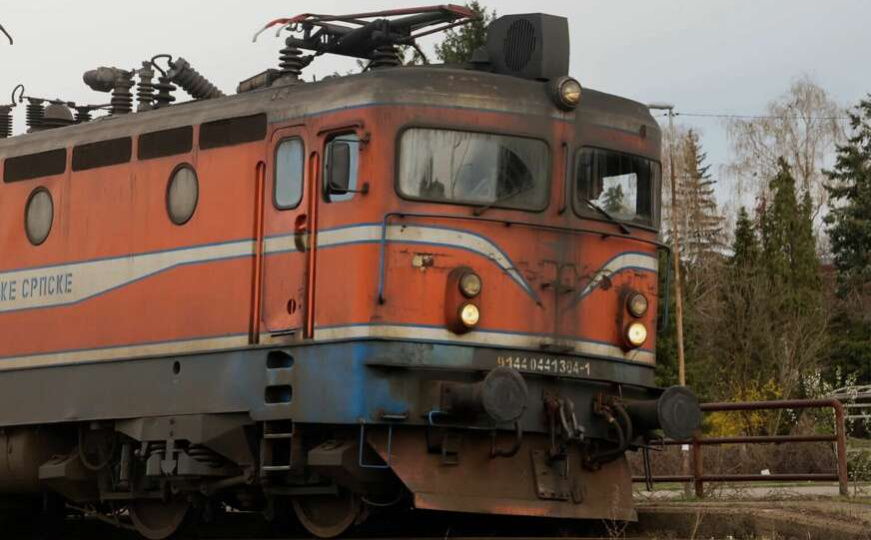 Detalji teške nesreće na pružnom prijelazu: Poginuo mladić (19), automobilom podletio pod voz