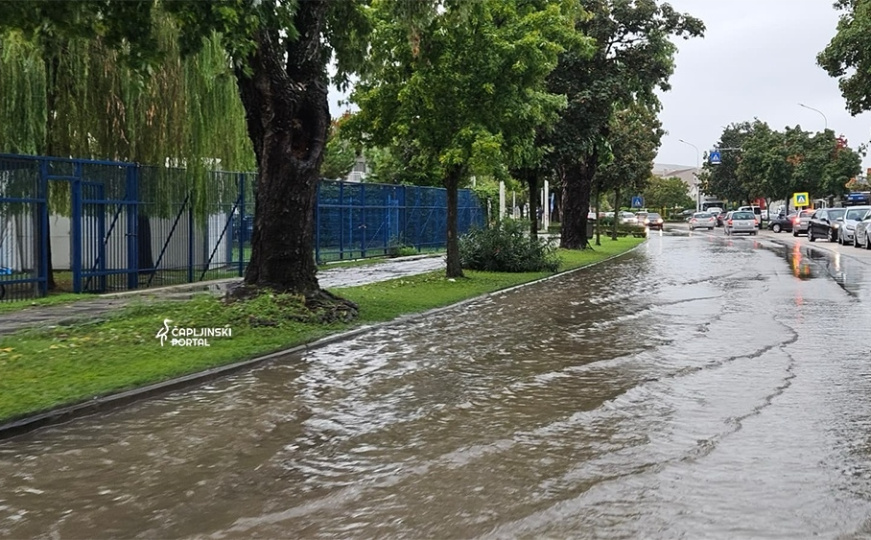 Potop u Čapljini: Ulice i parkinzi pod vodom, grane padale po vozilima