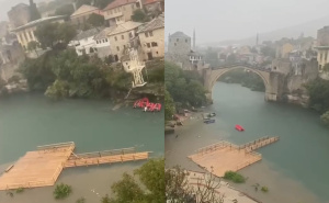 Turistička atrakcija uništena: Voda odnijela drveni most ispod Starog mosta