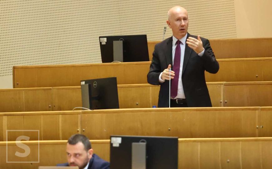 Dunović: Državni službenici i policija ostaju bez povećanja plata zbog neodgovornosti VMBiH
