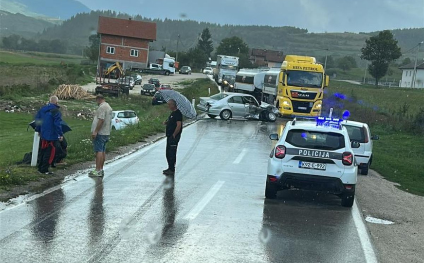 Nesreća u BiH: Dvije osobe povrijeđene, saobraćaj otežan