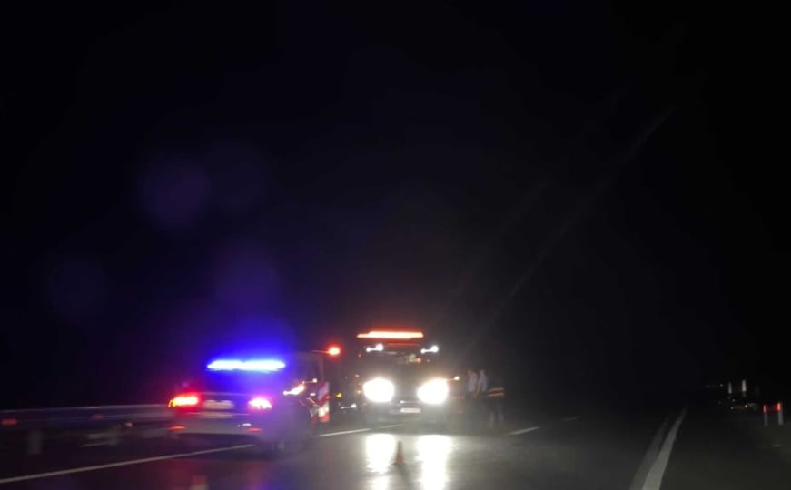 Nesreća u BiH: Automobil udario u bankinu, saobraćaj otežan