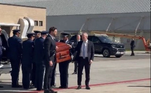 Tijelo Charlieja Kirka prevezeno u Arizonu: JD Vance držao ruku na lijesu dok su ga unosili u avion