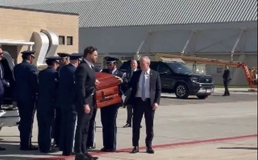 Tijelo Charlieja Kirka prevezeno u Arizonu: JD Vance držao ruku na lijesu dok su ga unosili u avion