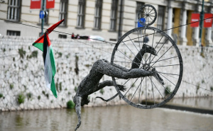 Svakog momenta mogao bi upasti u Miljacku: "Biciklista na žici" u Sarajevu visi naopako