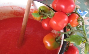 Domaći kuhani paradajz na starinski način: Prirodni okus, bez aditiva