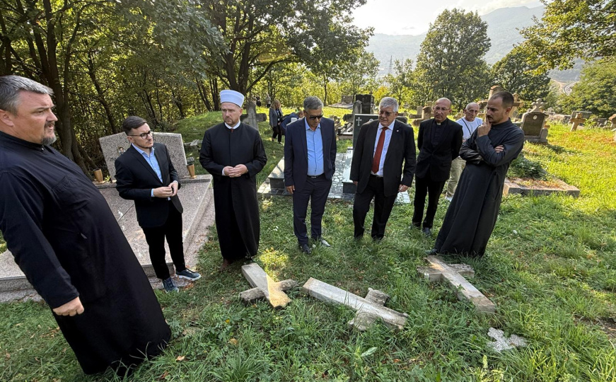 Mioković obišao oskrnavljeno pravoslavno groblje u Zenici: "Vandalizam je skandalozan i sramotan"