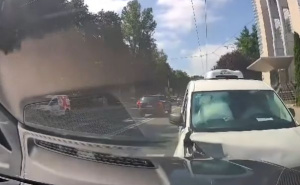 Objavljen snimak nesreće u Sarajevu: Automobil prešao u suprotan smjer i udario dva vozila