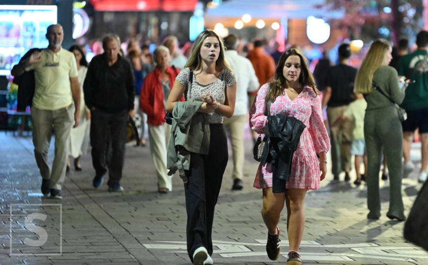Petak navečer u Sarajevu: Opuštena atmosfera pred vikend, građani uživaju u ugodnoj temperaturi