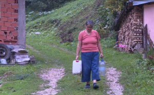 "Živimo ko divljaci": Stanovnici Zlatnih voda čekaju na vodu decenijama