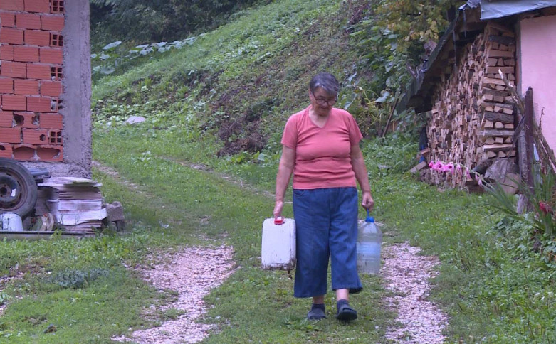 "Živimo ko divljaci": Stanovnici Zlatnih voda čekaju na vodu decenijama