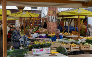 Cijene na pijacama divljaju: Bijeli luk skuplji za 5 KM, a ovo voće je poskupilo za čak 12 KM