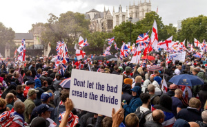 U Londonu hiljade ljudi na skupu Robinsona: Demonstriraju i aktivisti protiv rasizma