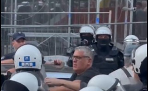 Dok Vučić šeta po Voždovcu: Policija potiskivala i hapsila građane