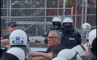 Dok Vučić šeta po Voždovcu: Policija potiskivala i hapsila građane