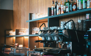 Konobari otkrili koja pića nikad ne bi naručili: "Nikad ne znaš koliko je dugo boca bila otvorena"