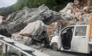 Potpuna obustava saobraćaja: Stijene prekrile magistralu Budva–Cetinje, kamion oštećen