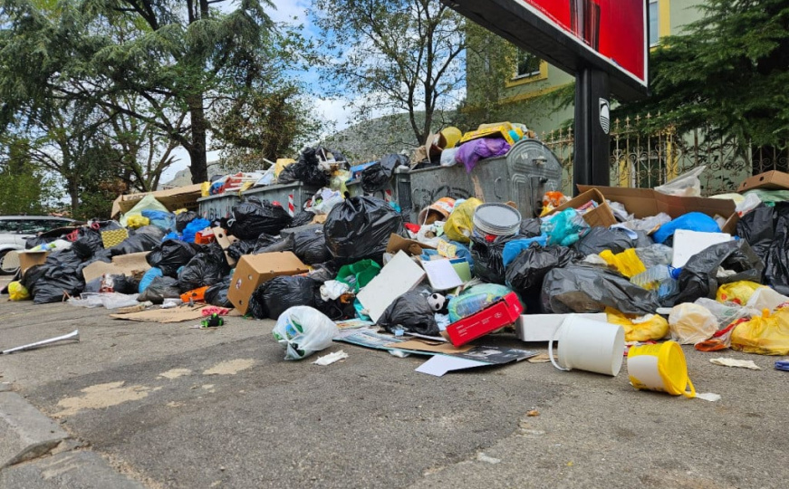 Nesnosan smrad i brda smeća na ulicama bh. grada: Građani ogorčeni, rješenje još nije pronađeno