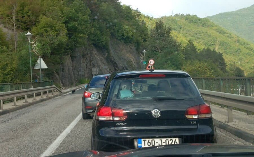 Vozači, oprez: Velike gužve na M-17 zbog radova kod tunela, stvorene ogromne kolone