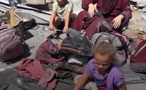 Glad i strah: Djeca u Gazi skupljaju tijesto koje je njihova majka napravila prije bombardovanja