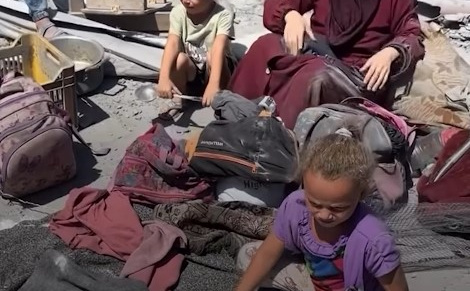 Glad i strah: Djeca u Gazi skupljaju tijesto koje je njihova majka napravila prije bombardovanja