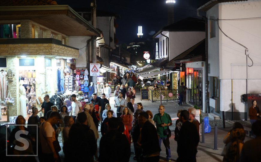 Nedjeljna noć u Sarajevu: Šta smo sve zabilježili u šetnji glavnim gradom