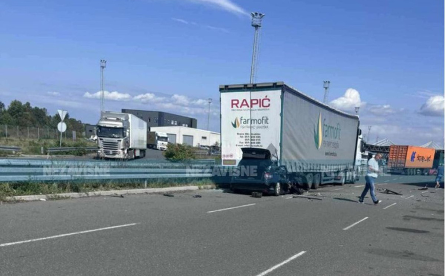 Teška saobraćajna nesreća u Bosanskoj Gradišci: Vozač se zabio u kamion i poginuo