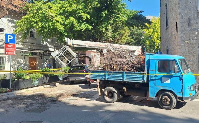 Dva radnika u Trebinju ispala iz korpe na dizalici: Poznato u kakvom su stanju