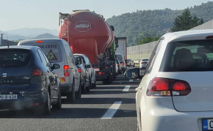 Nesreća na A1: Vozilo udarilo u betonski podzid, saobraća se usporeno