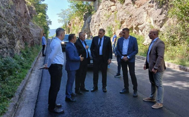 Dolazak helikopterom i pratnja s rotacijama: Građanin Milorad Dodik misli da je još predsjednik RS