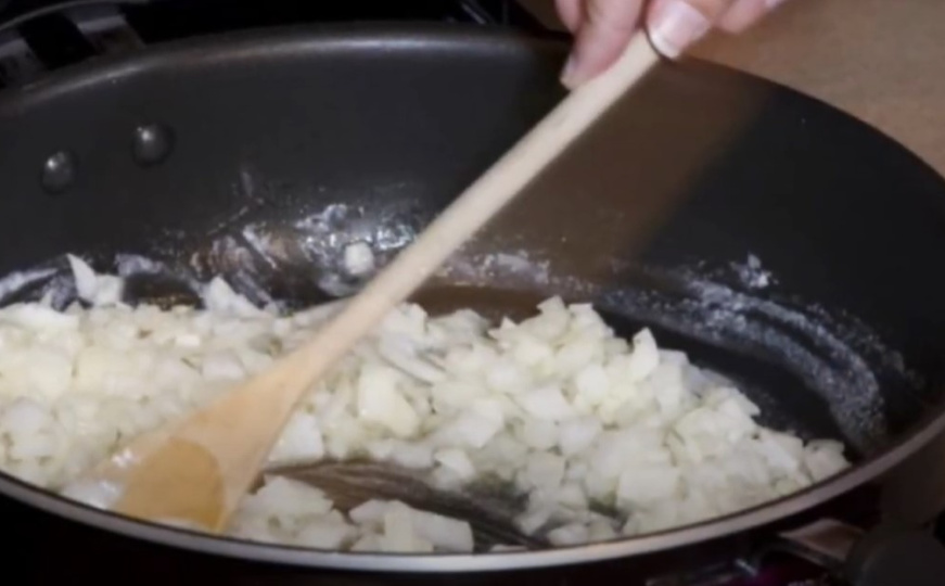 Jedan sastojak čini čuda: Evo kako da brzo popržite luk kako bi postao savršeno karameliziran