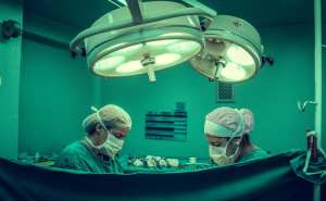 Doktor u BiH objavio fotografiju: Iz kapka pacijenta odstranjen crv od 6 cm