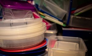 Revolucionarni trik za čišćenje plastičnih posuda: Zaboravite na dugotrajno ribanje