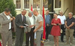 Apsurdna ideja: Građanima Čelinca podijeljeni primjerci Dejtonskog sporazuma