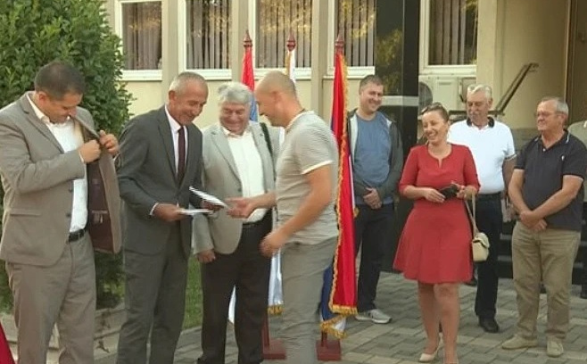 Apsurdna ideja: Građanima Čelinca podijeljeni primjerci Dejtonskog sporazuma