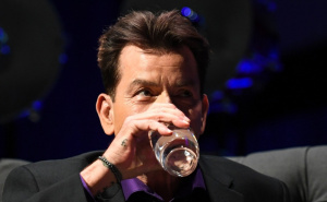 Charlie Sheen šokirao izjavom o drogiranju Matthewa Perryja: "Prepoznao sam da nije bio čist"