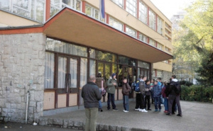 Kontroverzna "žurka za mlade" u školama povezana sa SNSD-om: Za šta se koriste stranački resursi