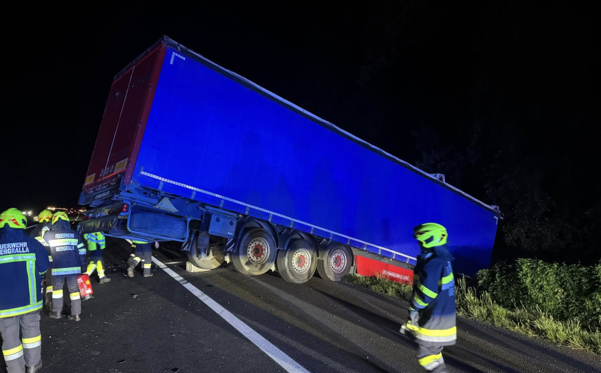 Vozač kamiona iz BiH udario u ogradu na austrijskom autoputu pa sletio s ceste