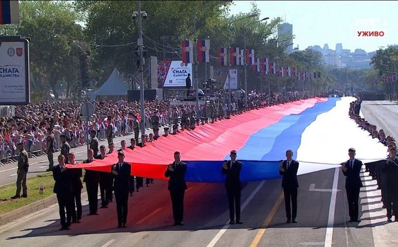 Blam sa zastavom na paradi Srbije, svi se pitaju: "Kako je moguće da se ovo desilo?"