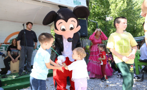 Maskote, muzika i Kike Budalike: Porodični dan privukao mališane i roditelje na Vilsonovo šetalište