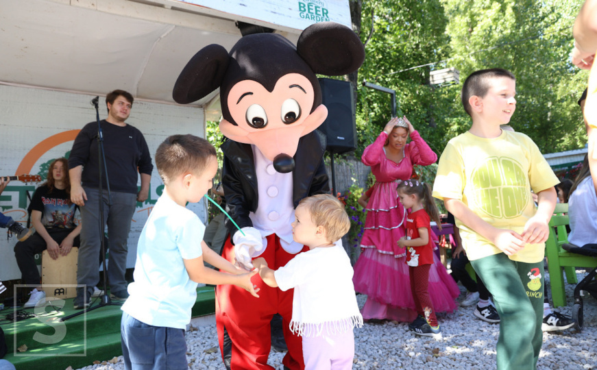 Maskote, muzika i Kike Budalike: Porodični dan privukao mališane i roditelje na Vilsonovo šetalište