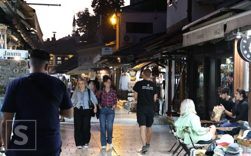 Smjena dana i noći: Sarajevo uronjeno u zlatne tonove zalaska sunca, građani uživali u šetnji