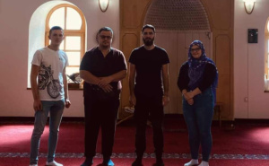 Jovan, Nikola i Marija kod ef. Omera: Studenti pravoslavne bogoslovije posjetili džamiju u Prijedoru