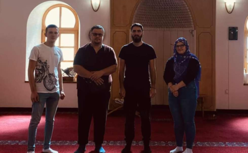 Jovan, Nikola i Marija kod ef. Omera: Studenti pravoslavne bogoslovije posjetili džamiju u Prijedoru