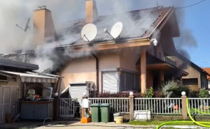 Požar na kući u centru Prijedora: Vatrogasci se bore sa vatrenom stihijom