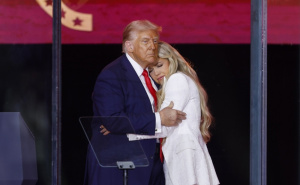 U zagrljaju Trumpa tokom komemoracije: Udovica Charlieja Kirka poslala emotivnu poruku građanima