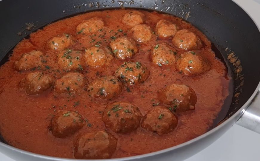 Recept za najsočnije ćufte u crvenom sosu: Nestat će sa stola za tren oka