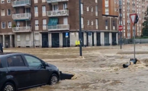 Nevrijeme u Italiji: Bujica nosi sve pred sobom, helikopterima spašavaju ljude